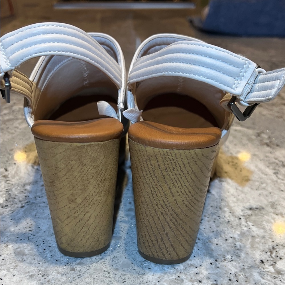 Universal Thread White Mules with Tan Wooden Heel Size 8 - Picture 7 of 10